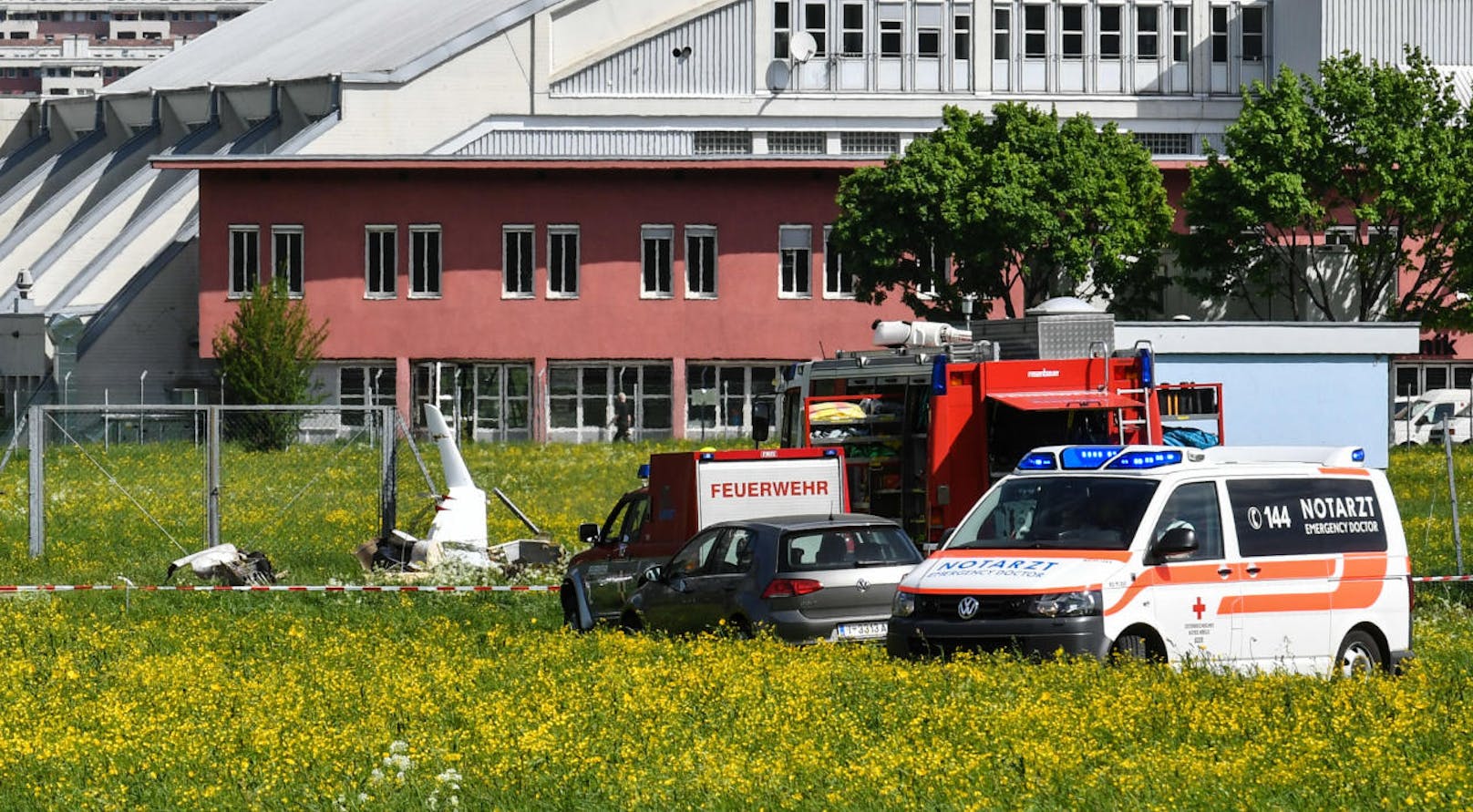 Beim Absturz eines Motorseglers kamen am Sonntag in Innsbruck beide Insassen ums Leben. 