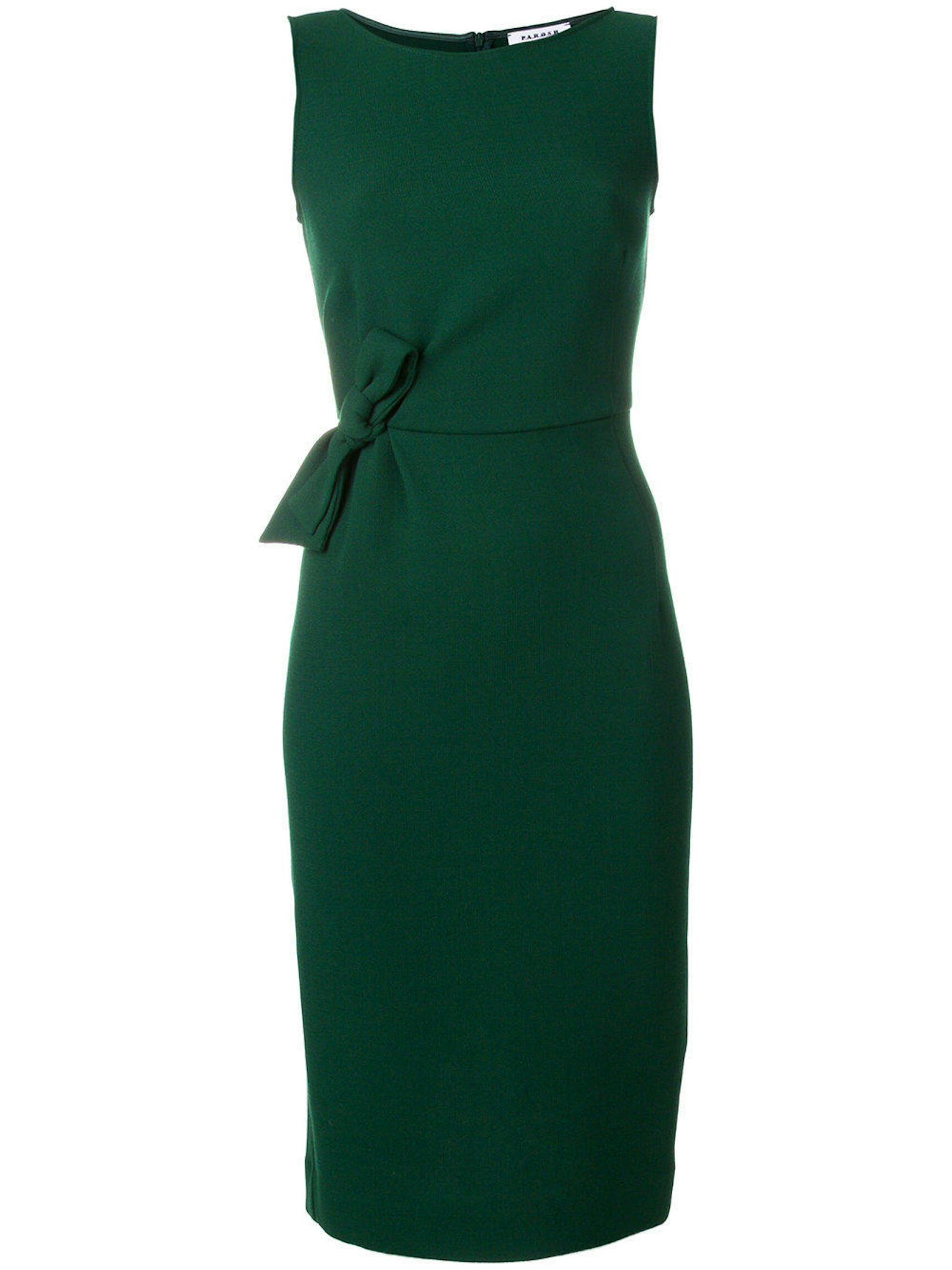 Darunter trug Markle ein grünes Kleid der Marke P.A.R.O.S.H. um rund 1000 Euro, das derzeit aber überall ausverkauft ist - einzig im Steffl Department Store Vienna auf der Kärntner Straße könnte man noch Chancen haben. <a href="https://www.farfetch.com/ca/shopping/women/p-a-r-o-s-h--fitted-bow-detail-dress-item-12411723.aspx?utm_source=idBRCHEwd9g&utm_medium=affiliate&utm_campaign=Linkshareuk&utm_content=10&utm_term=UKNetwork">www.farfetch.com</a>