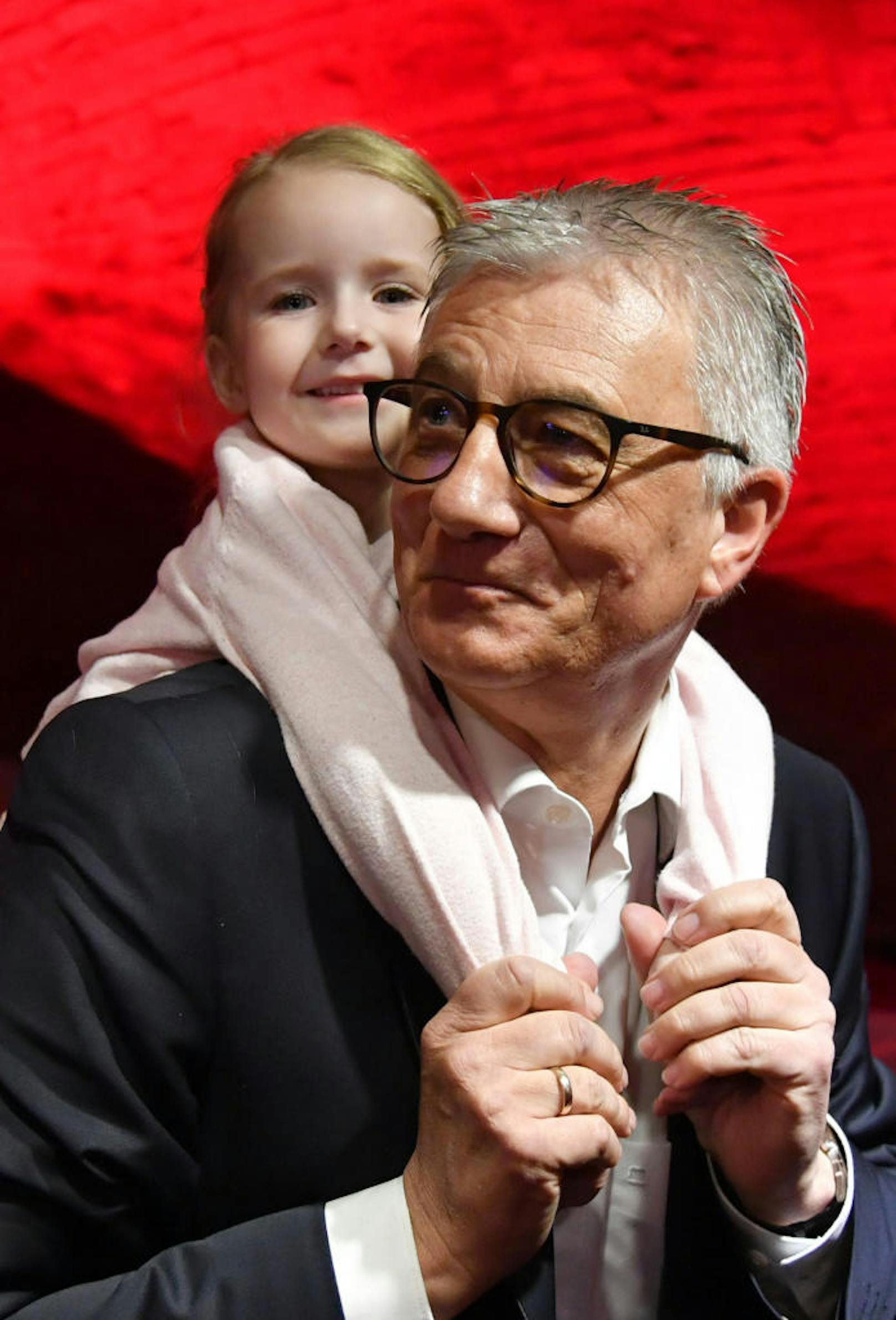 Die SPÖ schickt den Chef ihrer Landespartei, Walter Steidl ins Rennen. Hier mit seiner Enkelin Mia beim Wahlkampfauftakt am 8. März in Salzburg.