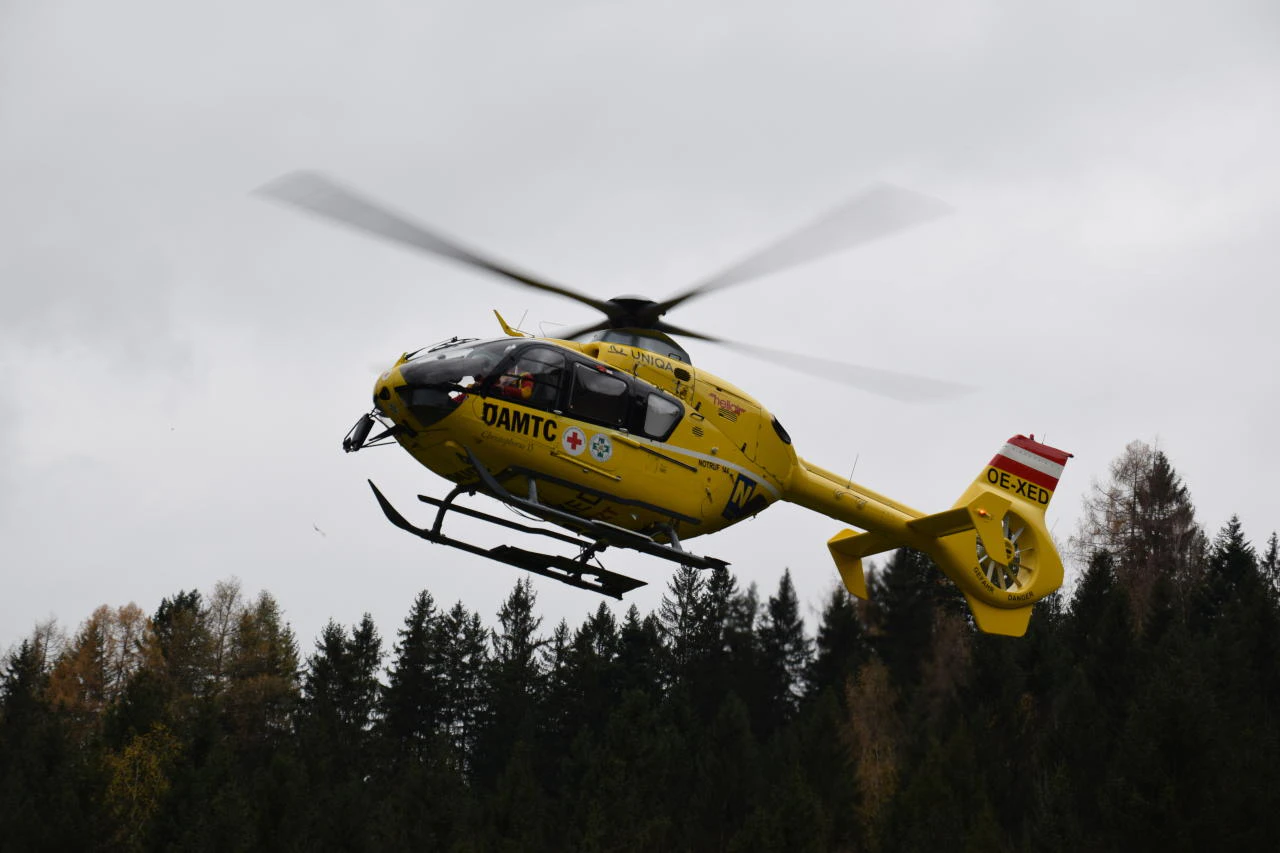 Der Landwirt musste mittels Korbschleiftrage aus dem Wald getragen und dem Team des Rettungshubschraubers übergeben werden.