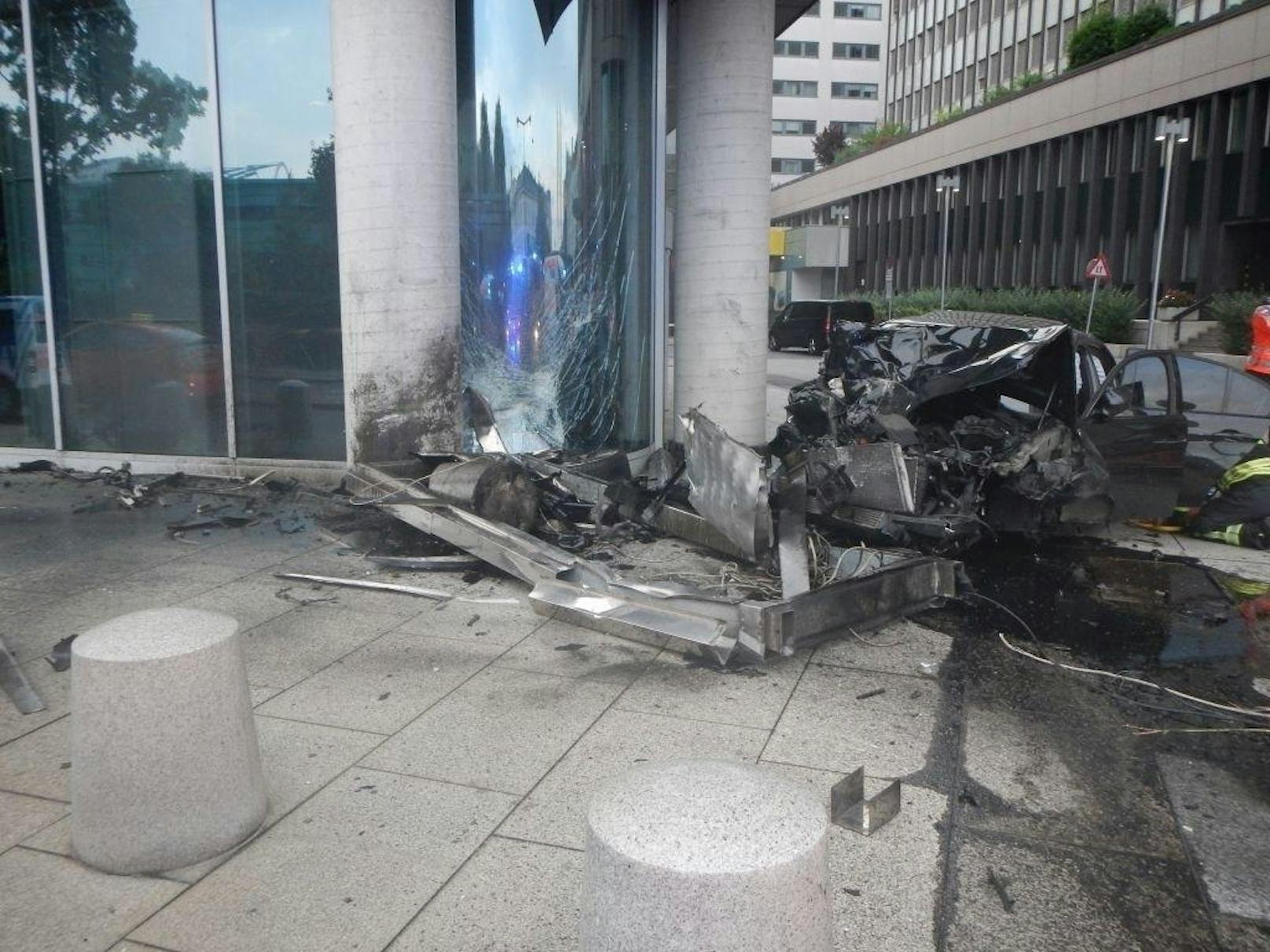 Schwerer Unfall: BMW kracht in Bank bei Hilton Hotel