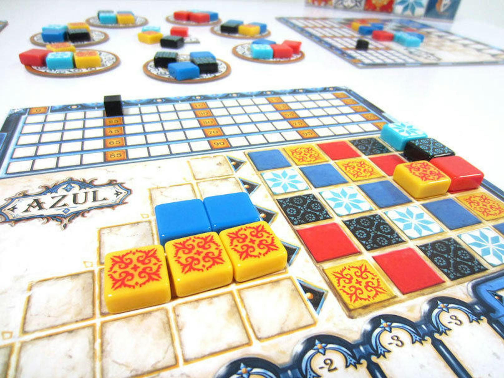 <b>27. Juli 2018:</b> Das Strategiespiel "Azul" ist zum Spiel des Jahres gewählt worden. Darin kann man mit Keramikkacheln ("Azulejos") im Miniformat den Palast des portugiesischen Königs Manuel I. legen. Bei der AfD kochte die Wut über, sofort wurde bekannt gegeben, dass eine "links versiffte Jury aus Gutmenschen" den Titel gewählt habe. Warum? Weil man sich verhört hatte: "Azul" war von der AfD als "Asyl" verstanden worden, berichtet die "taz".