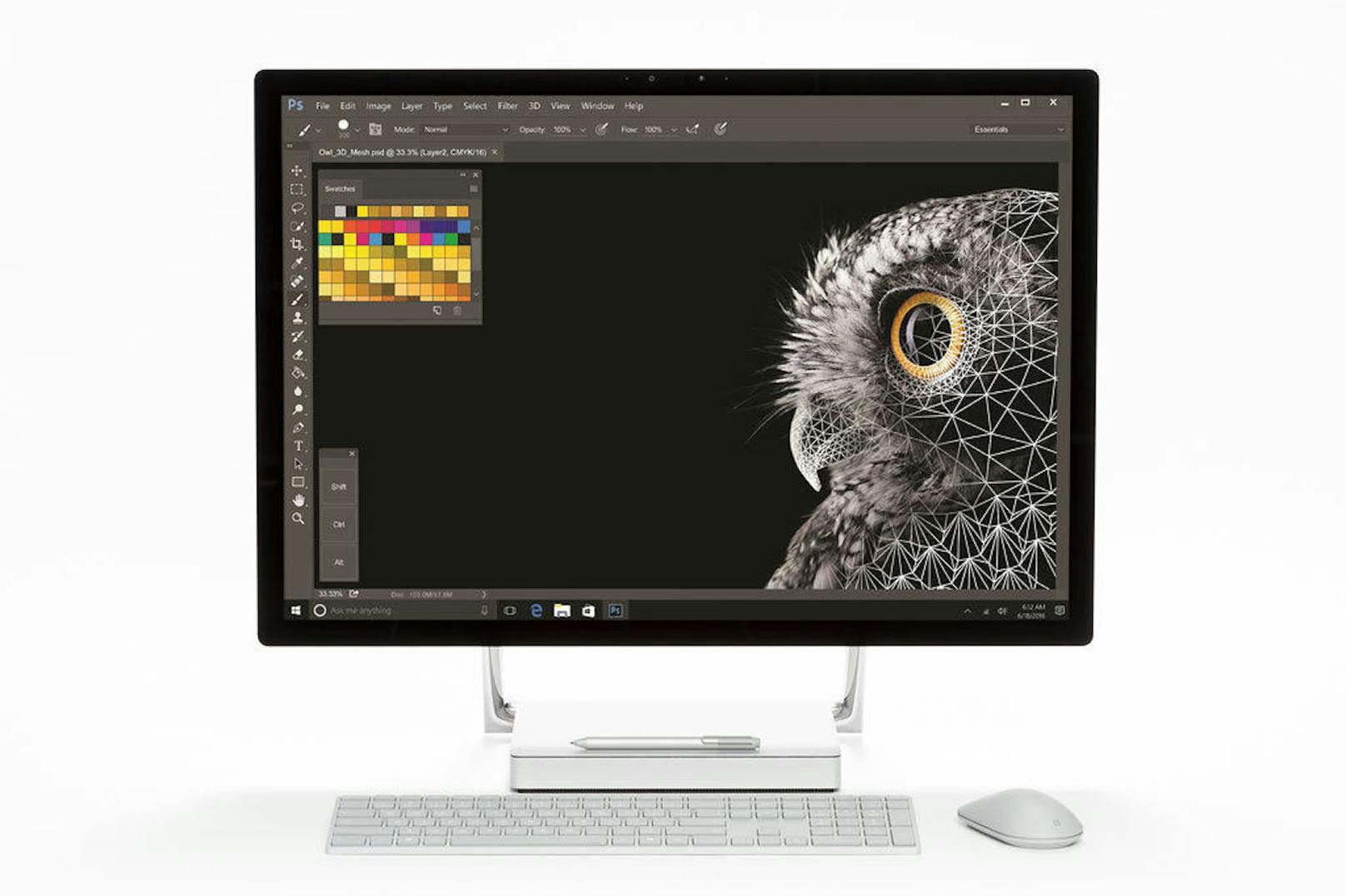 <b>Surface Studio:</b> Mit Surface Studio bietet Microsoft einen Design-Ansatz für die kreative Arbeit am Schreibtisch. Es kommt mit einem 28 Zoll 4,5K LCD-Monitor (13,5 Millionen Pixel) mit Touch-Funktion. Ein "Zero Gravity"-Scharnier bringt den Monitor vom Desktop- in den "Studio"-Modus mit einem identischen Winkel von 20 Grad wie auf einem Zeichenbrett. Surface Studio ist in drei verschiedenen Modell-Varianten ab einem Preis von 3.549 Euro zu haben. <a href="https://www.heute.at/digital/multimedia/story/Surface-Pro--Laptop-und-Studio-nun-in--sterreich-41182463">"Heute" titelte: Surface Pro, Laptop und Studio nun in Österreich</a>