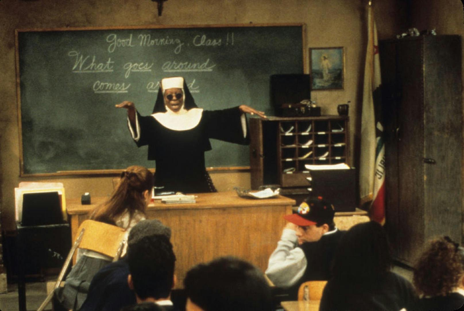 Schwester Mary Clarence (Whoopi Goldberg) versucht die vorlaute Klasse unter Kontrolle zu kriegen. Doch die aufsässigen Teenager machen es ihr nicht leicht.
