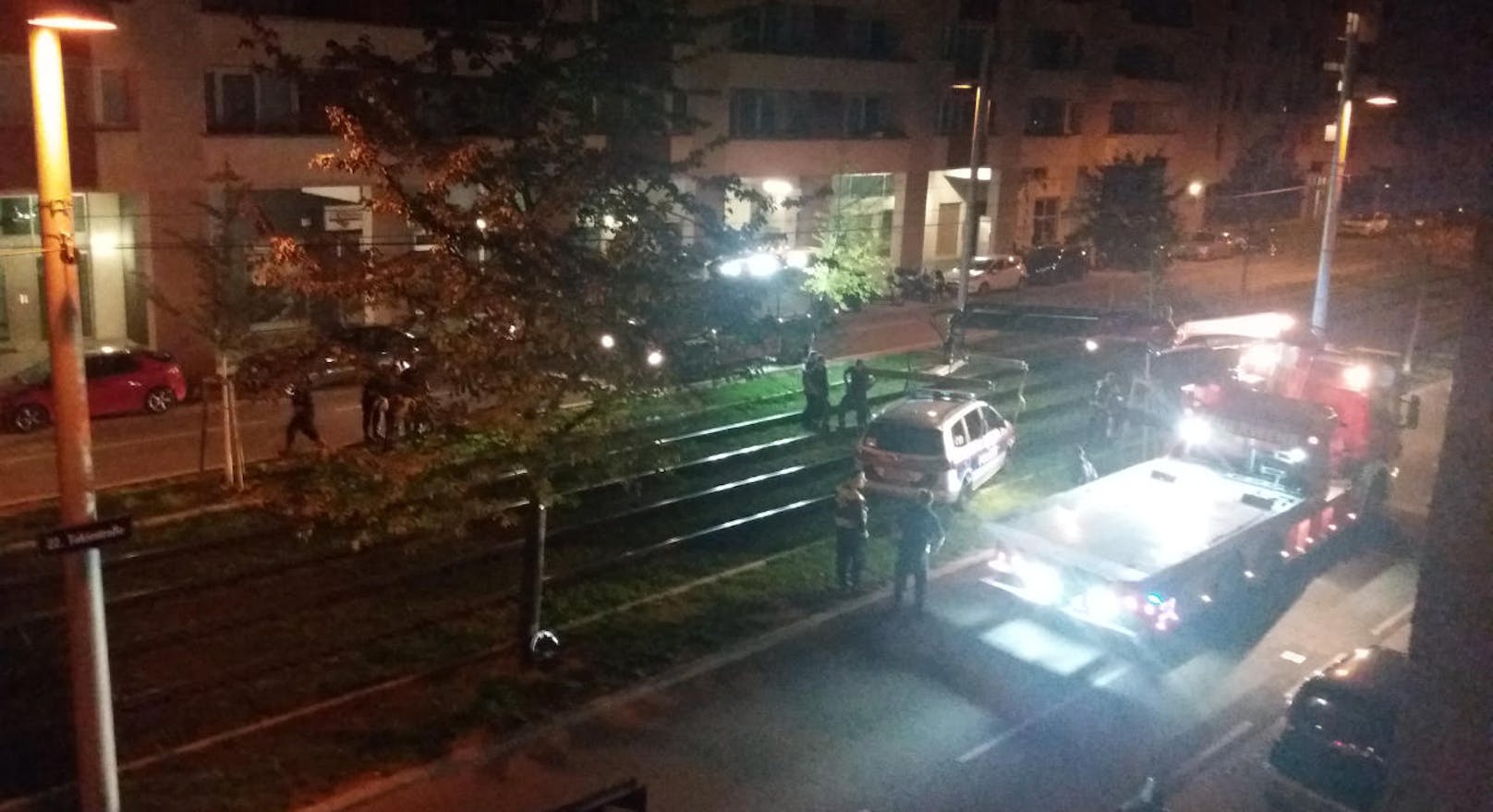 Einsatzkräfte der Wiener Berufsfeuerwehr rückten an und hoben das Polizei-Fahrzeug vom Schienenbett.  Damit war der "Rettungseinsatz" auch schon wieder vorbei.