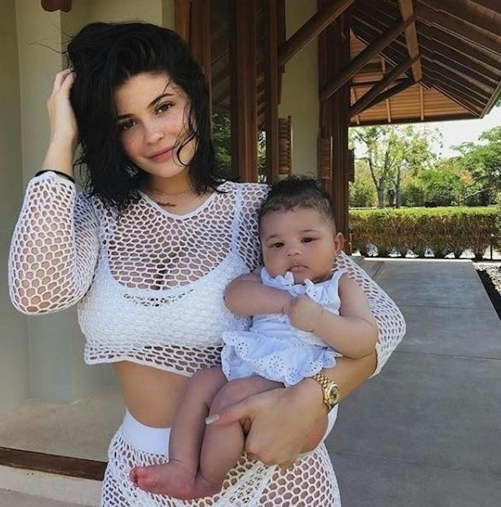 03.05.2018: Kylie Jenner zeigt sich mit Tochter Stormi am Arm. Das Bild, auf dem die 20-Jährige neben ihrem Baby ein weißes Fishnet-Outfit trägt, brachte es innerhalb weniger Stunden auf beachtliche 11,2 Millionen Likes.