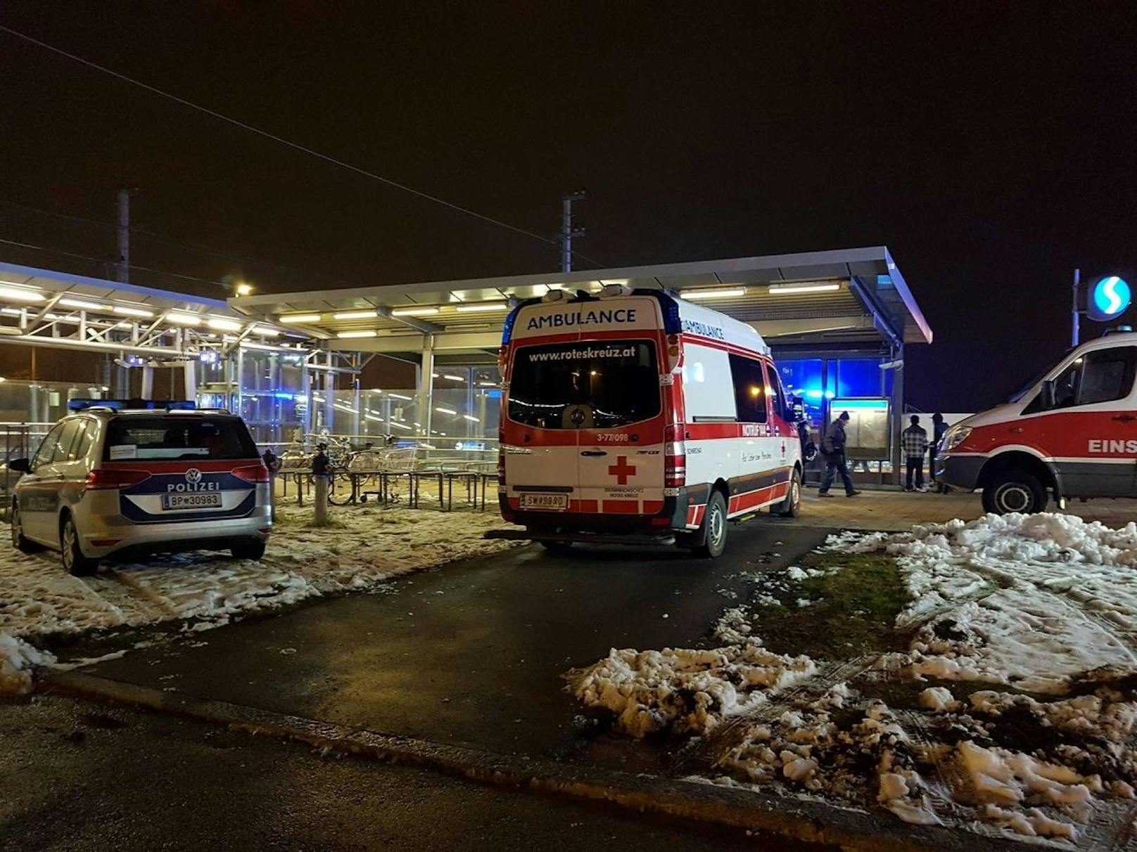 Großer Rettungseinsatz am Bahnhof Kaiserebersdorf - eine Frau wurde von einem Zug erfasst.