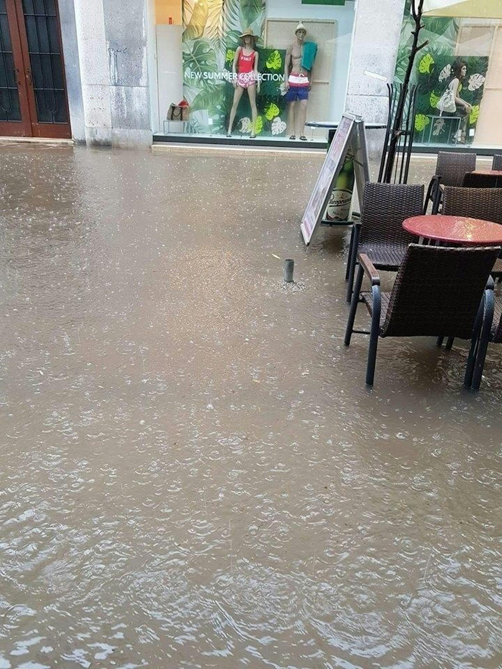 Ganze Einkaufsstraßen wurden überflutet.
