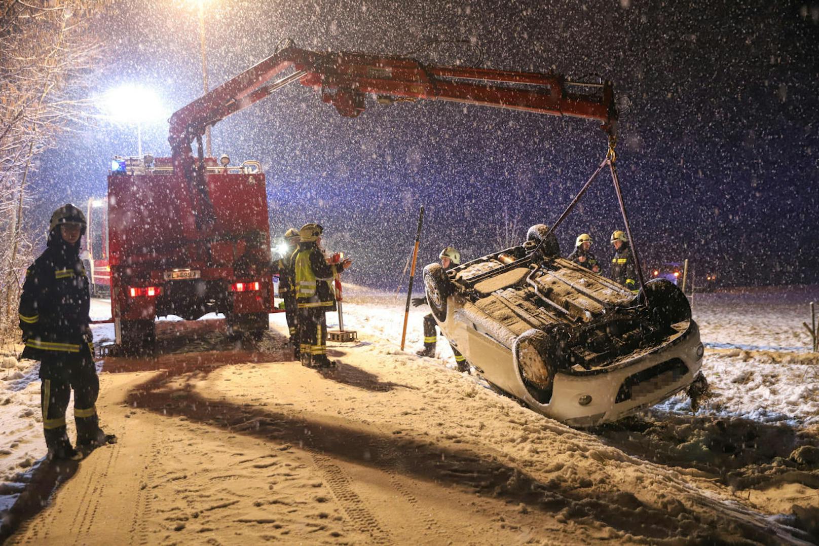 In Sattledt ereigneten sich aufgrund des Wintereinbruchs gleich zwei Unfälle an einem Abend.