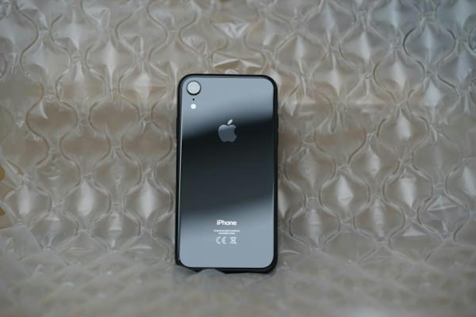 Was beim iPhone Xr auffällt, ist die ultraglatte Glasrückseite. Legt man es auf eine nur minimal geneigte Fläche, rutscht es. Oftmals so langsam, dass es erst auffällt, wenn das Smartphone schon am Boden liegt ...