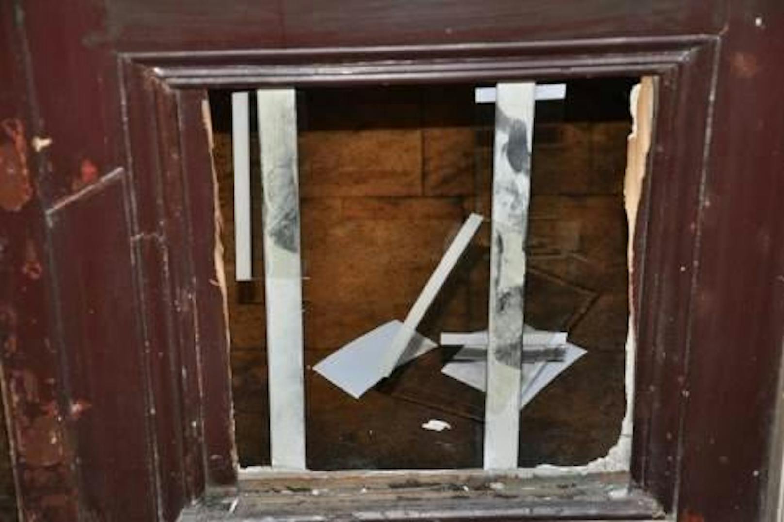 Drei Slowaken schnitten eine Türkassette heraus, drangen in die Wohnung ihres Opfers ein.
