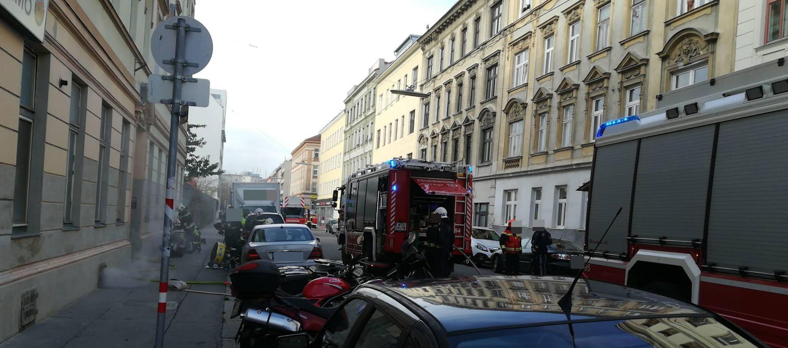 Als die Einsatzkräfte eintrafen rauchte es bereits aus den Kellerfenstern des Hauses. Mit insgesamt sechs Einsatzfahrzeugen und 27 Mann rückte die Wiener Berufsfeuerwehr in die Dreyhausenstraße aus.