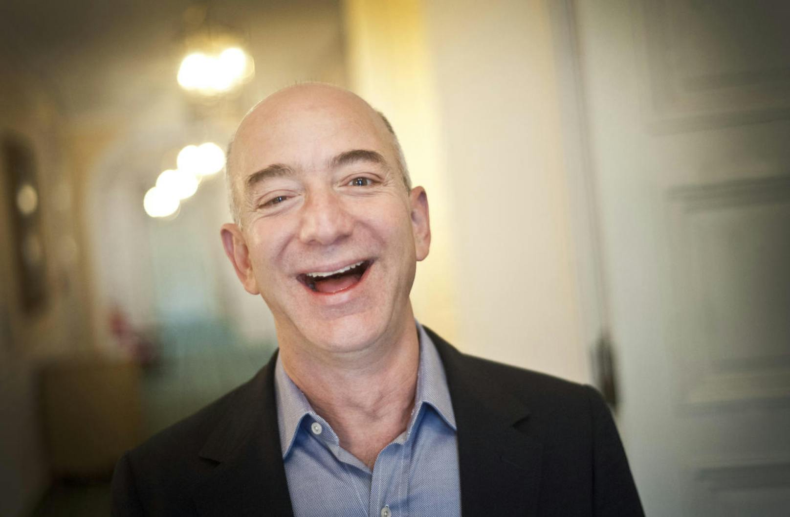 Amazon-Gründer Jeff Bezos ist mit unglaublichen 120 Milliarden US-Dollar Privatvermögen der reichste Mensch der Welt. Er hat sein Vermögen in den vergangenen zwölf Monaten fast verdoppelt!