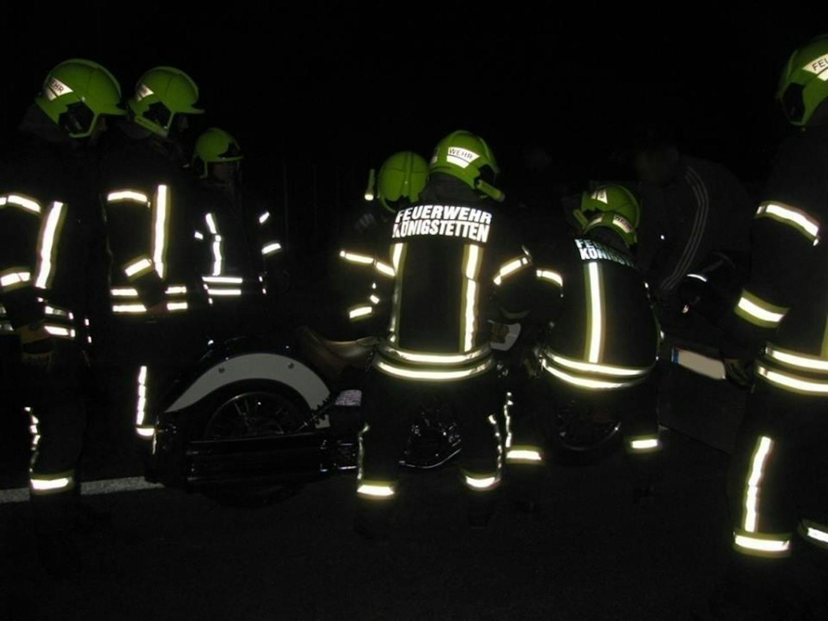 Die Freiwillige Feuerwehr Königstetten rückte zur Fahrzeugbergung an. 