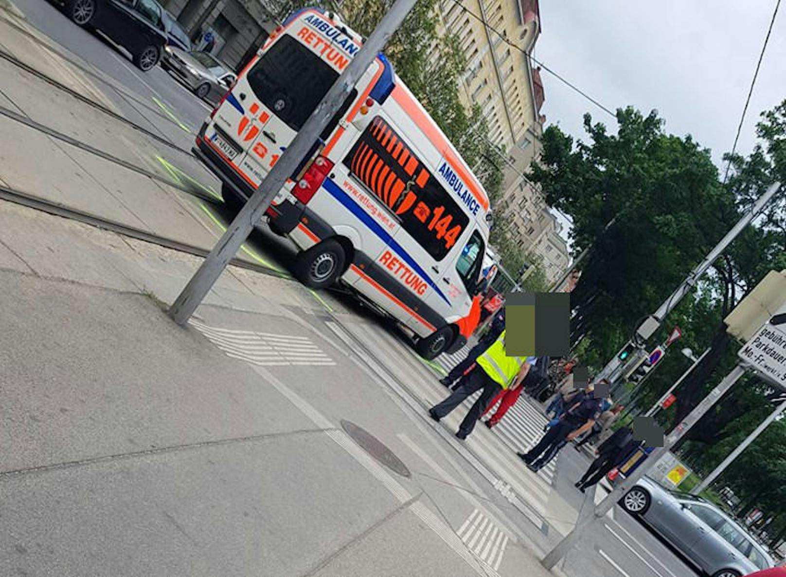Gegen 11.30 Uhr krachte es am heutigen Donnerstag in der Arbeitergasse (Wien-Margareten). Die Fahrerin des BMWs blieb unverletzt. Ein Sanitäter, der sich im Rettungswagen befand, erlitt Prellungen.