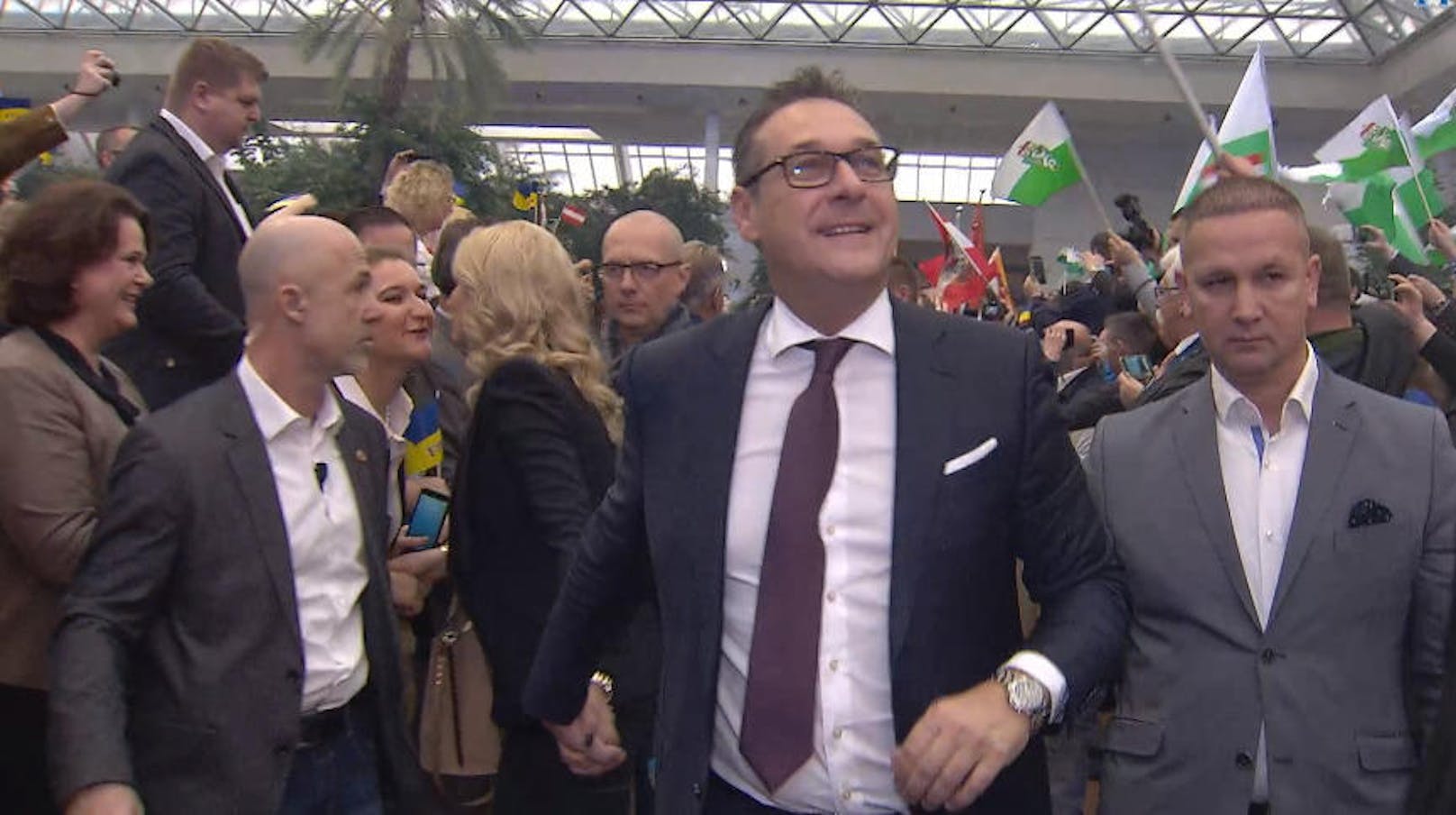Vizekanzler und FP-Parteichef Heinz-Christian Strache betritt das Festzelt