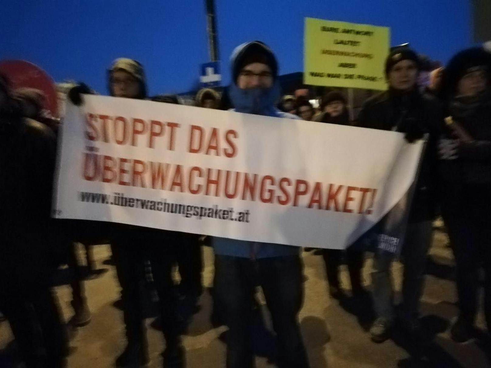 Hunderte protestierten am Montagabend bei eisigen Temperaturen vor dem Kanzleramt am Ballhausplatz. 