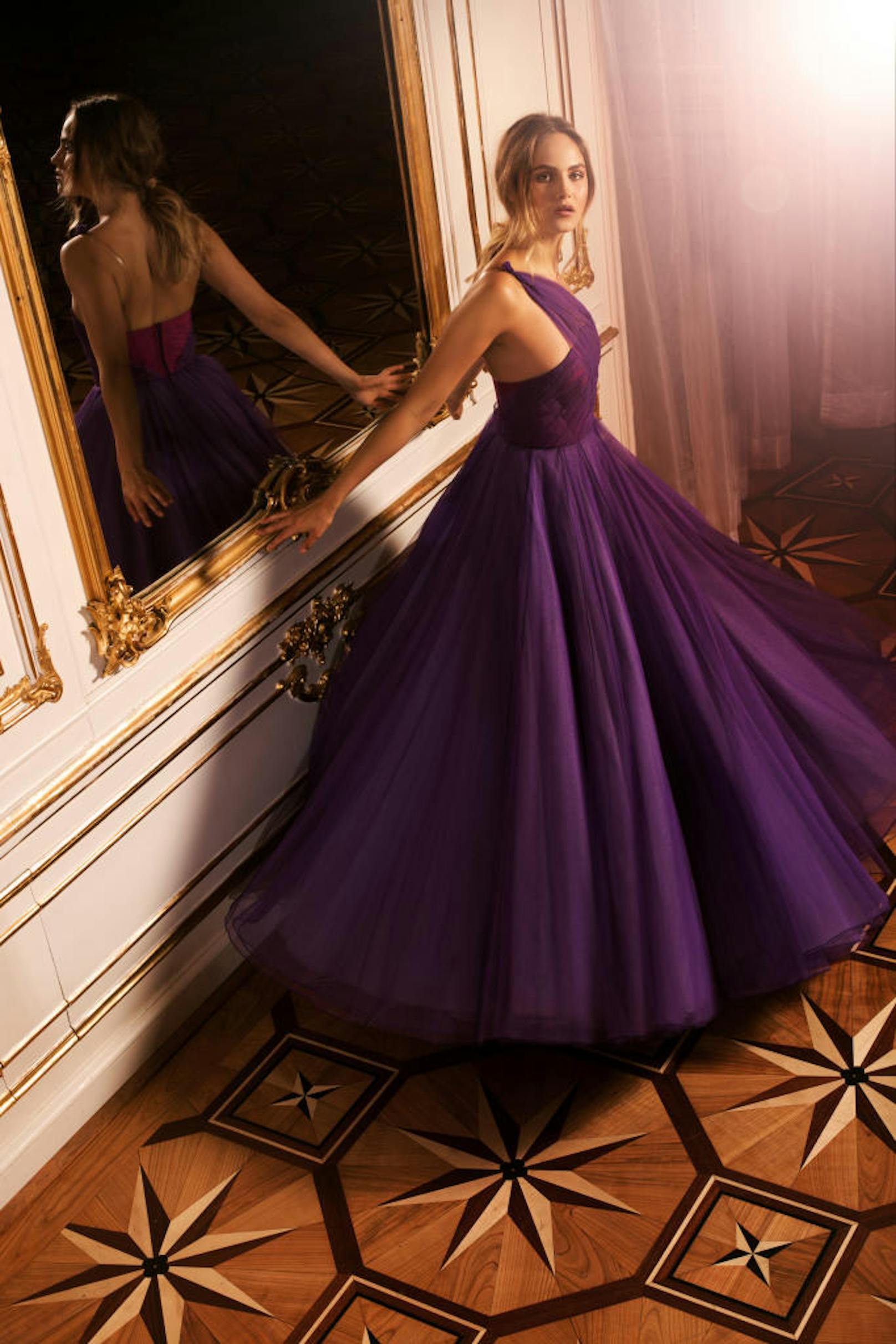 Das trägt die Dame am Silvesterball in der Hofburg: Bodenlange Kleider in Rose, Lavendel und Flieder bis hin zu tiefem Violett.