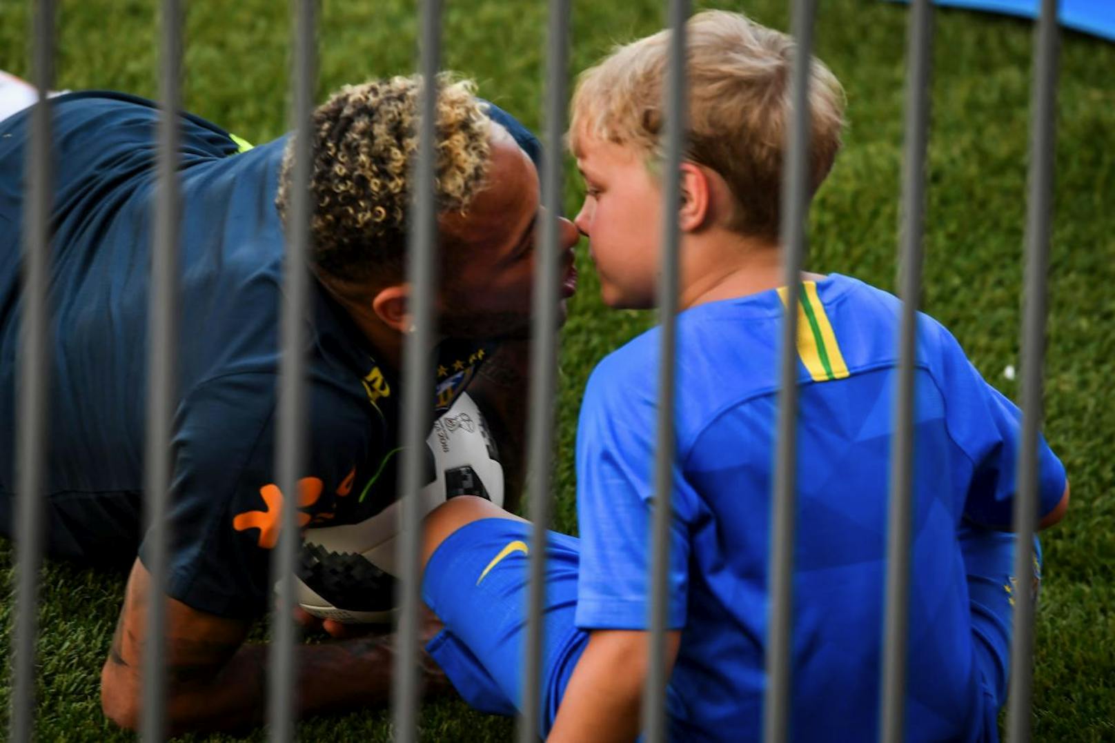 Neymars Sohn David Lucca schaute im brasilianischen Teamcamp vorbei.