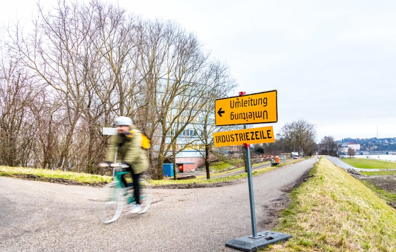 Die Verkehrsschilder bei der Autobahnbrücke sorgen mitunter für Rätsel.