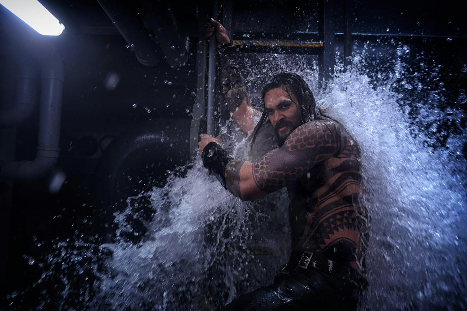 Aquaman (Jason Momoa) entert ein U-Boot. 