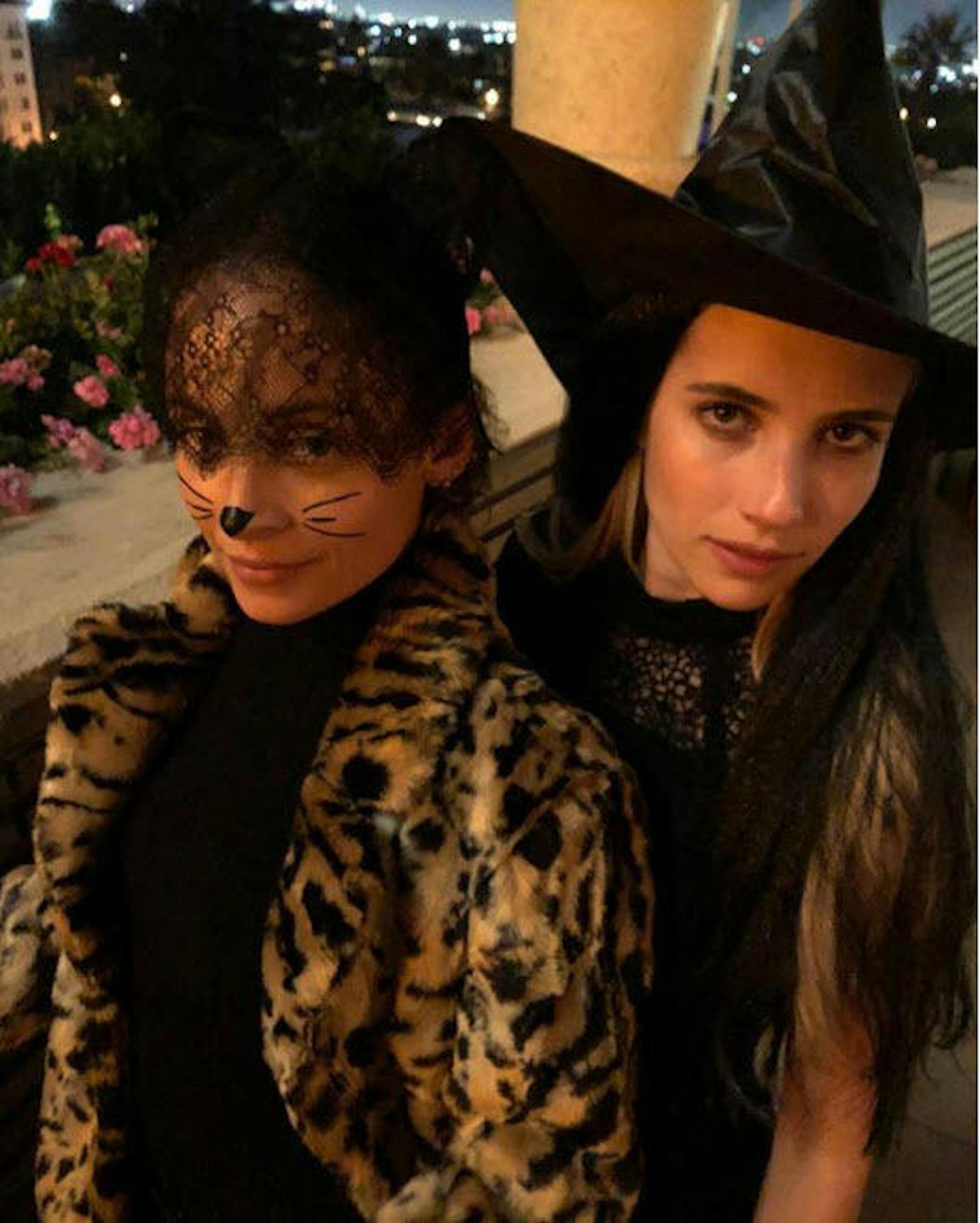 3.10.2018: Ein Kätzchen und eine Hexe - Nicole Ritchie (li.) und Emma Roberts stimmen sich schon mal auf Halloween ein.