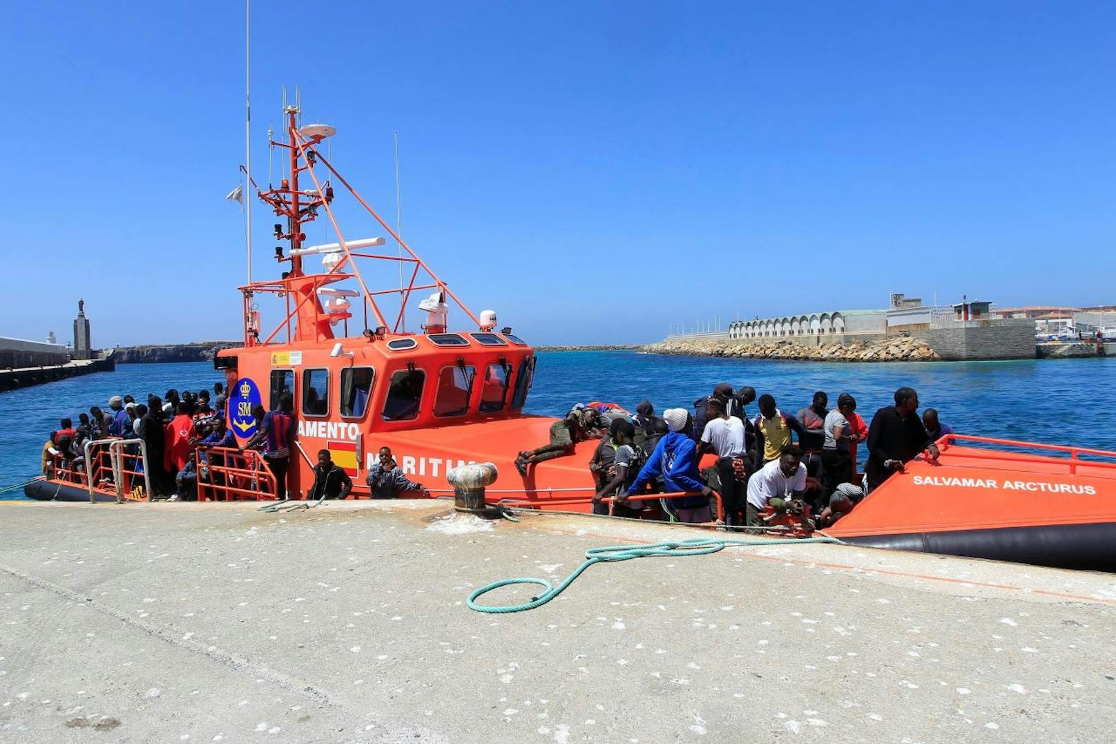... retteten 484 Menschen in der Meerenge von Gibraltar und dem Alborán-Meer zwischen Spanien und Marokko. Seit Anfang des Jahres ...