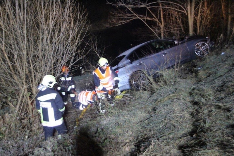 Die Feuerwehr bei der Fahrzeugbergung.