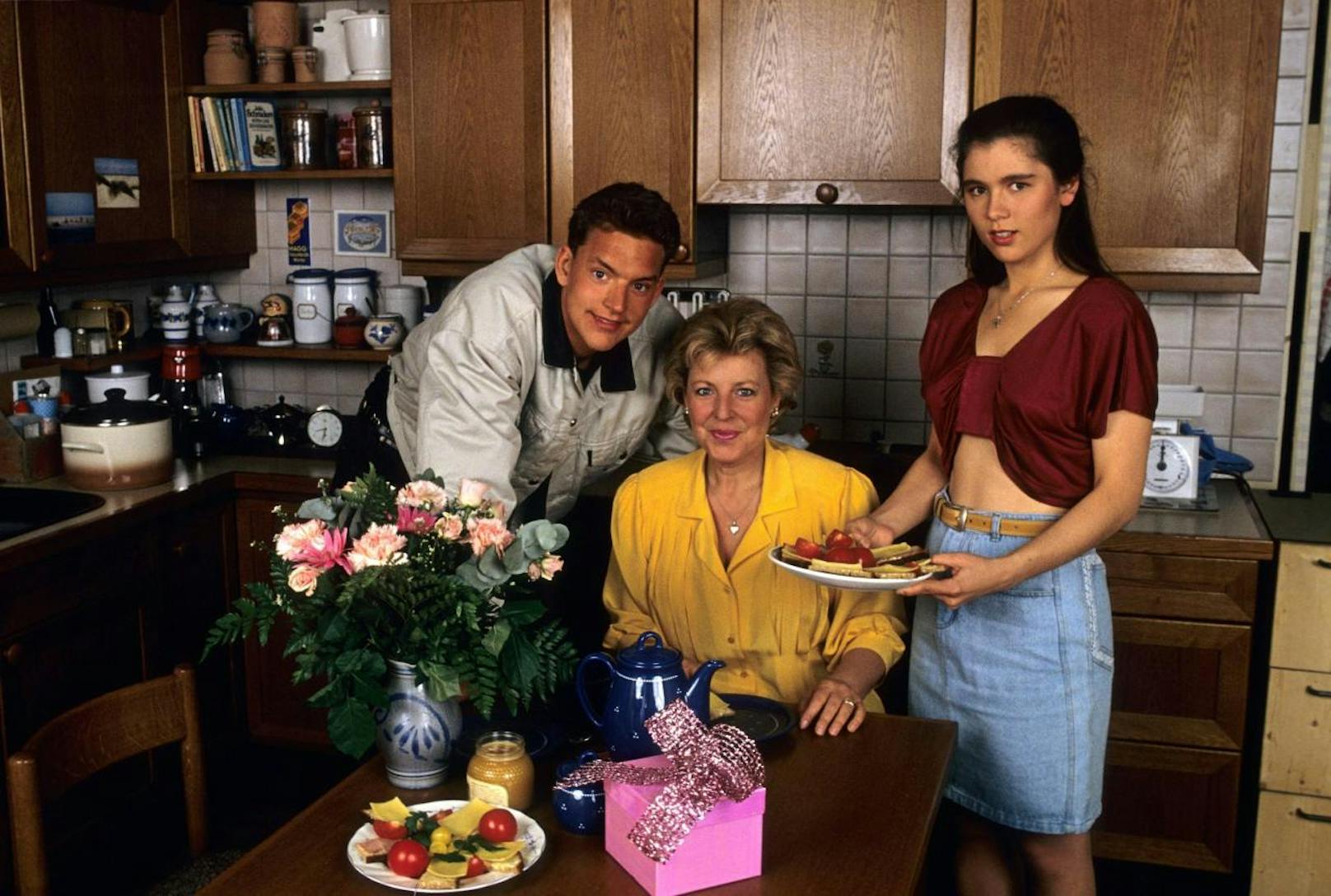 Die Familie 1990: Marie Luise Marjan (Mutter Beimer) mit "Sohn" Christian Kahrmann und "Tochter" Ina Bleiweiß 1990