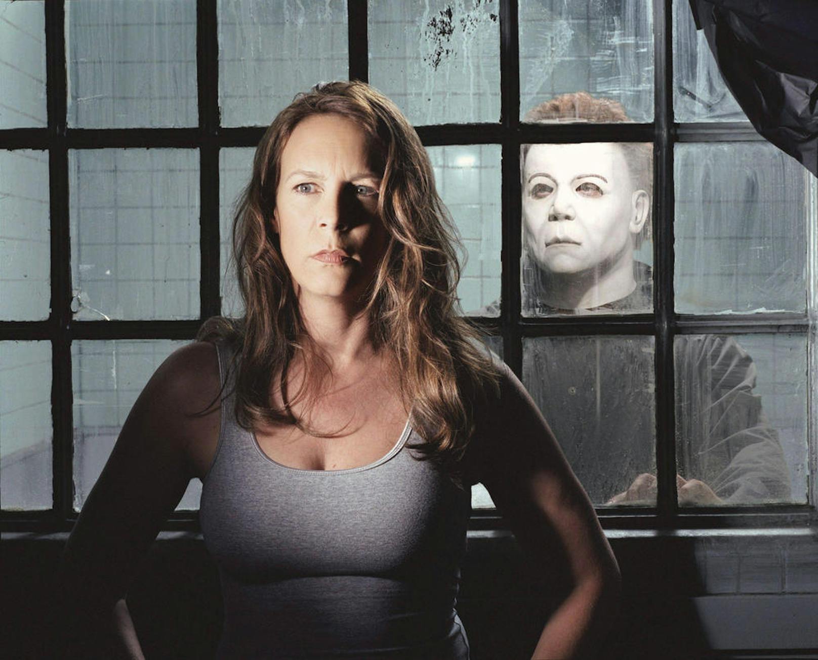 Laurie Strode (Jamie Lee Curtis) and Michael Myers (Brad Loree) in "Halloween: Resurrection" (2002) 
