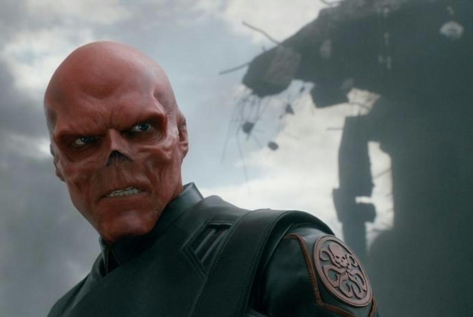 <b>Red Skull</b> flog wiederholt aus dem Drehbuch von "Infinity War". Die Autoren kämpften jedoch erbittert darum, ihn in den Film einzubauen. Am Ende schaffte er es in die fertige Fassung, wurde aber nicht wie im ersten "Captain America"-Film von Hugo Weaving, sondern von Ross Marquand gespielt. Das neue Detail zu Red Skull: Laut den Russos ist er mittlerweile ein Art "Geist", der mit den Infinity Stones in Verbindung steht. Ein neuerlicher Auftritt ist also wahrscheinlich.