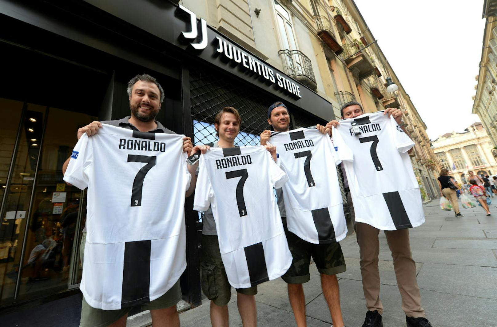 Anfang Juni wurde der Wechsel zu Juventus bekannt. Nach 9 Jahren bei Real Madrid, in denen der Portugiese alles gewann, war es Zeit für eine neue Herausforderung.