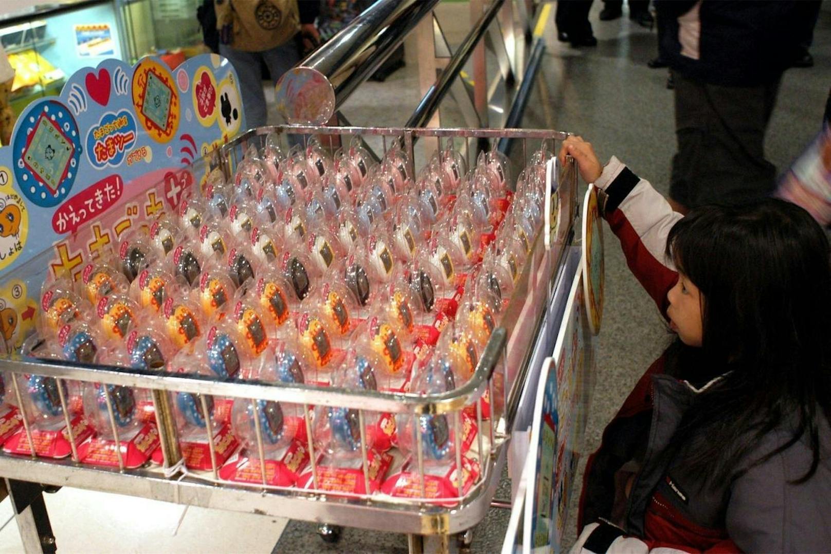 Dieses japanische Spielzeug mit dem virtuellen Küken war Ende der Neunzigerjahre enorm verbreitet. Das Tierchen wollte gehegt und gepflegt werden, ansonsten drohte der digitale Tod.