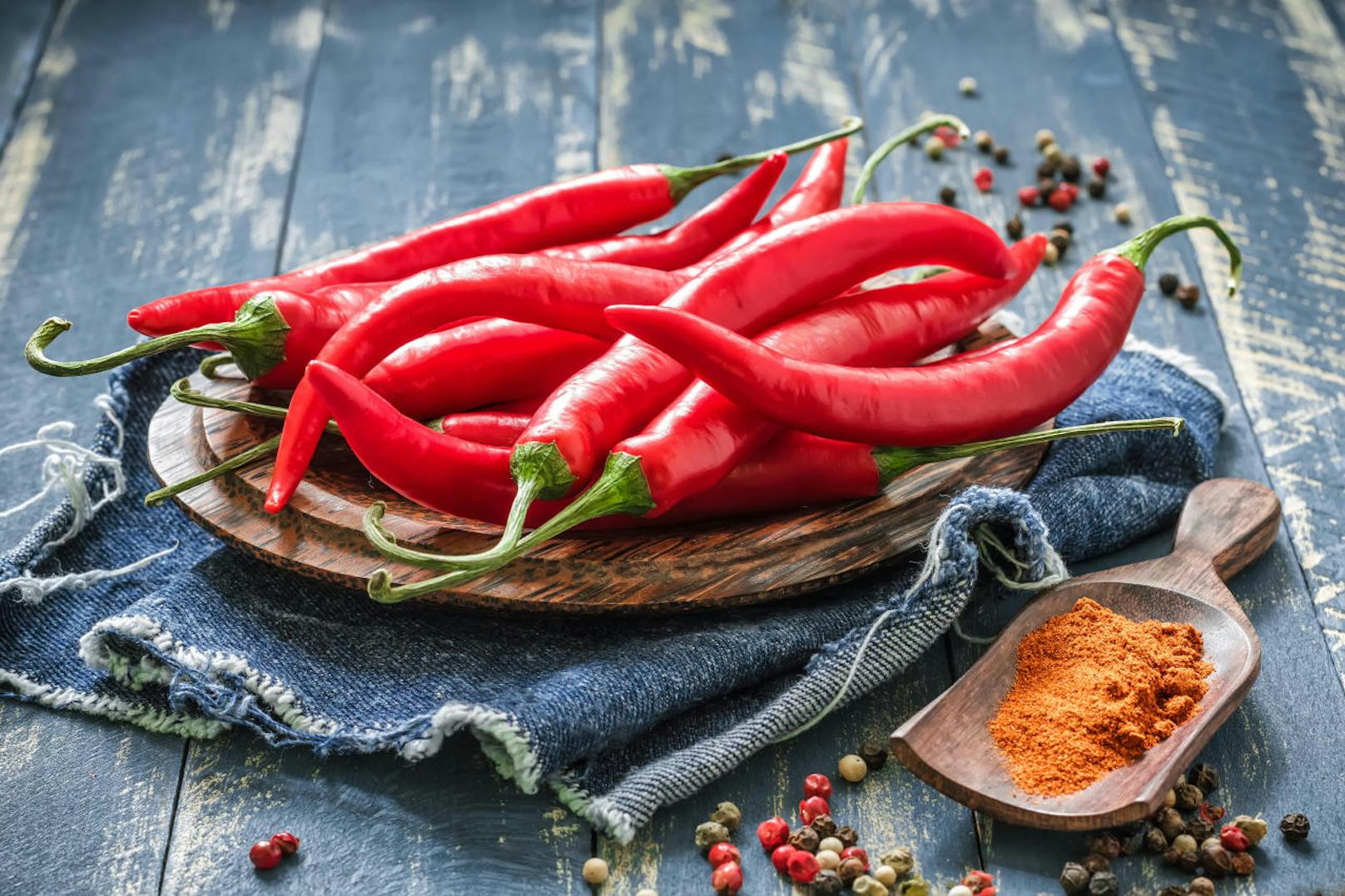 <b>Chili: </b>Je nach Sorte bringen die meist rote Schote Feuer oder erträgliche Hitze ins Essen. Das aus gemahlenen Chilischoten bestehende Pulver wird auch als Cayennepfeffer bezeichnet.