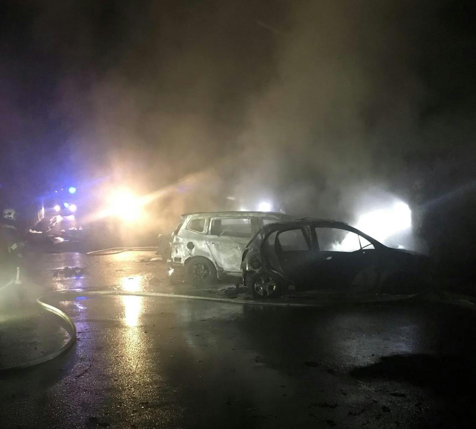 Am Mittwochmorgen brannten vier Autos in Wien-Liesing komplett aus. Sie waren unweit eines Wohnhauses geparkt. Zuvor hatten Anrainer eine Explosion gehört.