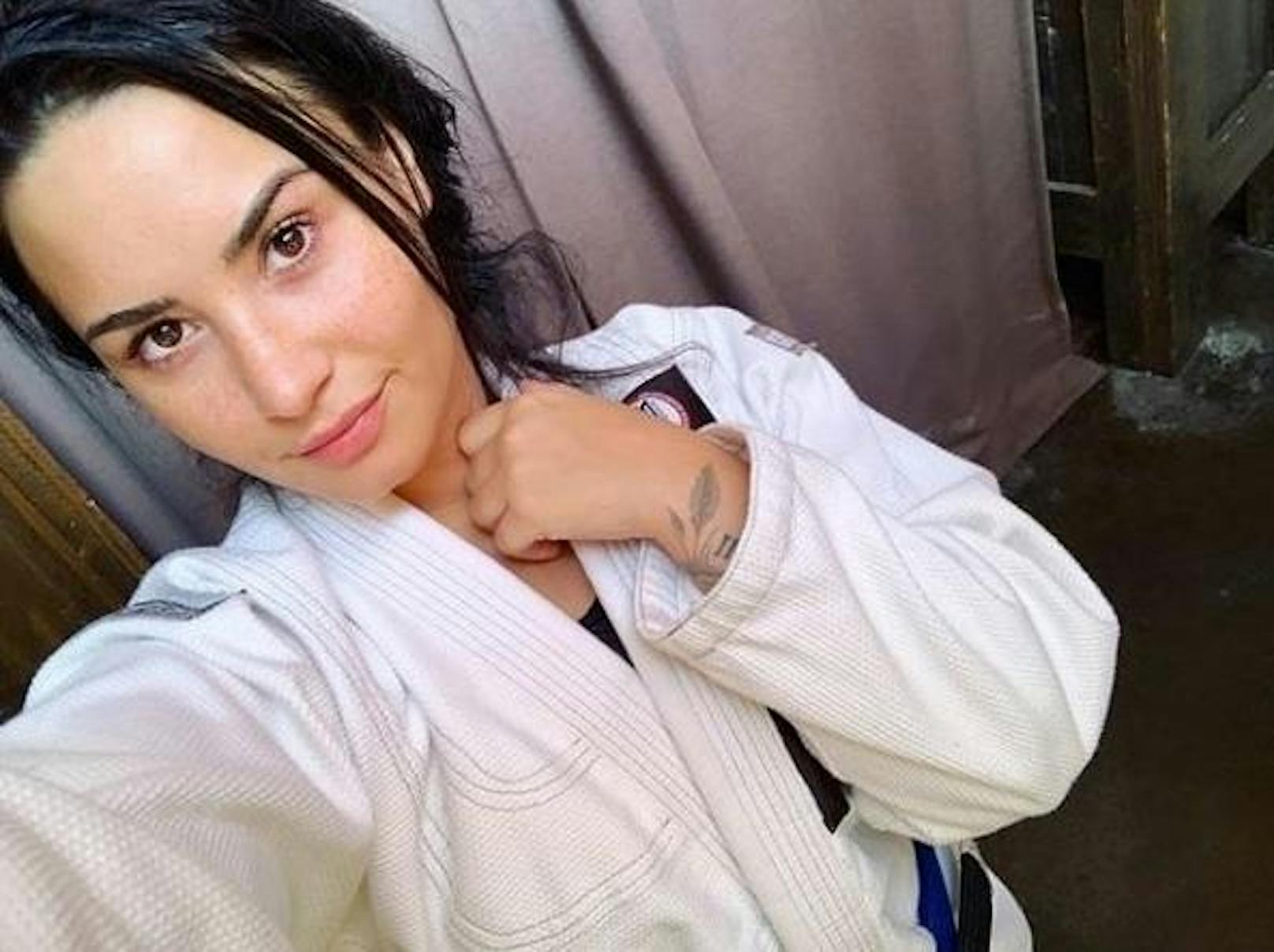 05.12.2018: Demi Lovato hat sich zum zweiten Mal nach ihrer Überdosis mit einem Foto auf Instagram gemeldet. Die Sängerin postete ein Selfie, dass sie nach einer Jiu Jitsu Trainingseinheit aufgenommen hat.