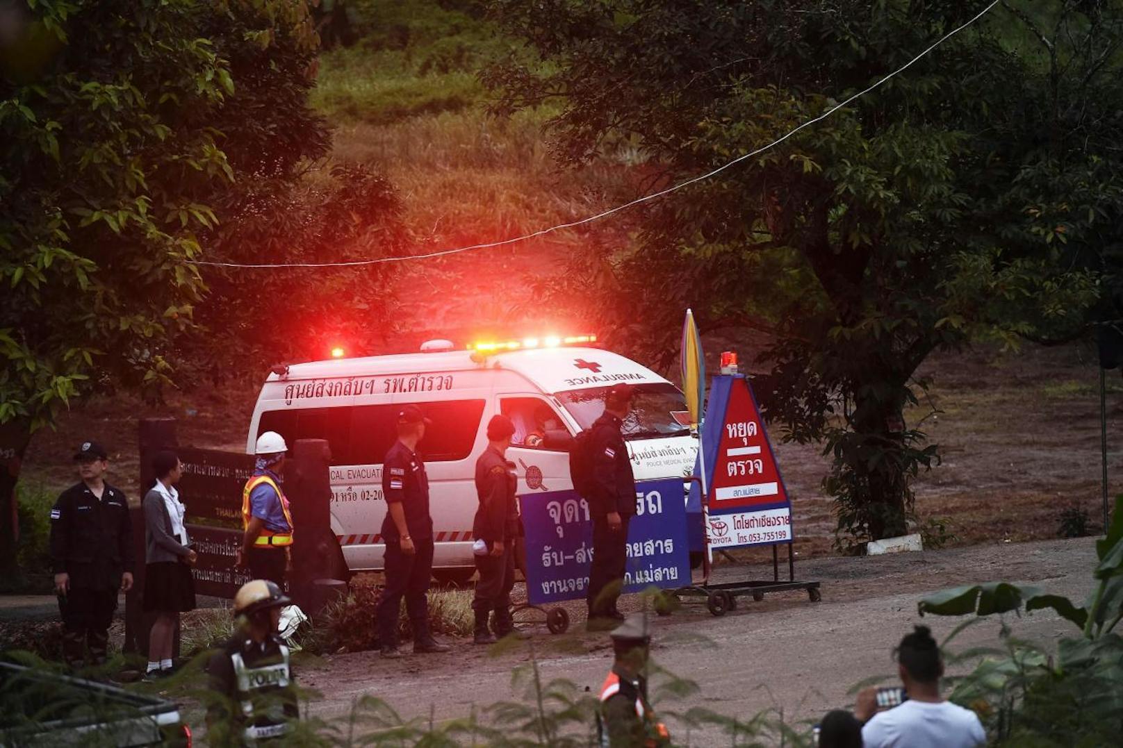 Ein Krankenwagen brachte die geretteten Burschen zu einem nahegelegenen Flugplatz. Von Dort wurden sie mit einem Hubschrauber zum Militärflughafen der Stadt Chiang Rai geflogen. Dort warteten bereits weitere Krankenwagen, um die Geretteten ins Spital der Stadt zu bringen, wo sie medizinisch versorgt werden.
