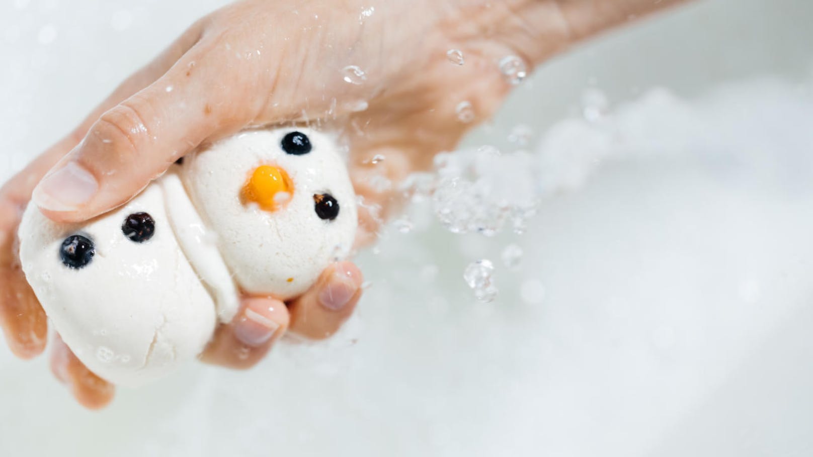 Eine Badebombe, wie es sie kein zweites Mal gibt. Lush Cosmetics hat zu Weihnachten wieder seine ganz besonders weihnachtlichen Motive ausgepackt (Foto: Hersteller)