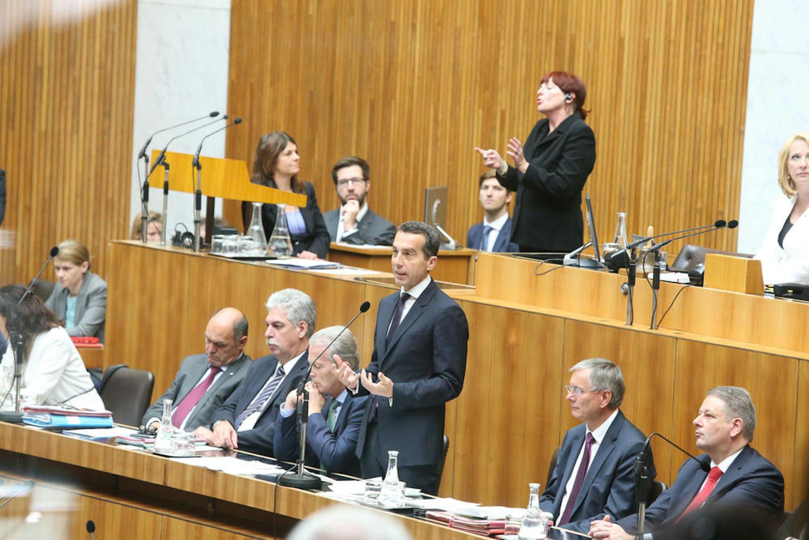 Nach Werner Faymanns Rücktritt als Bundeskanzler und SPÖ-Chef übernahm Kern die Rolle. Hier zu sehen bei seiner ersten Rede im Nationalrat.