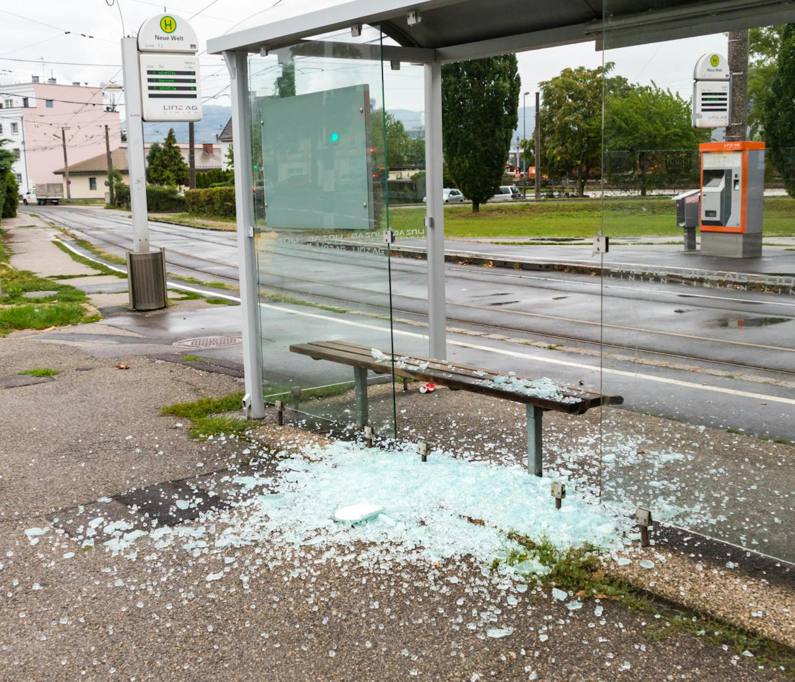 Ein Bild der Verwüstung! Vandalen zerstörten in der Neuen Welt mutwillig eine Bim-Station.