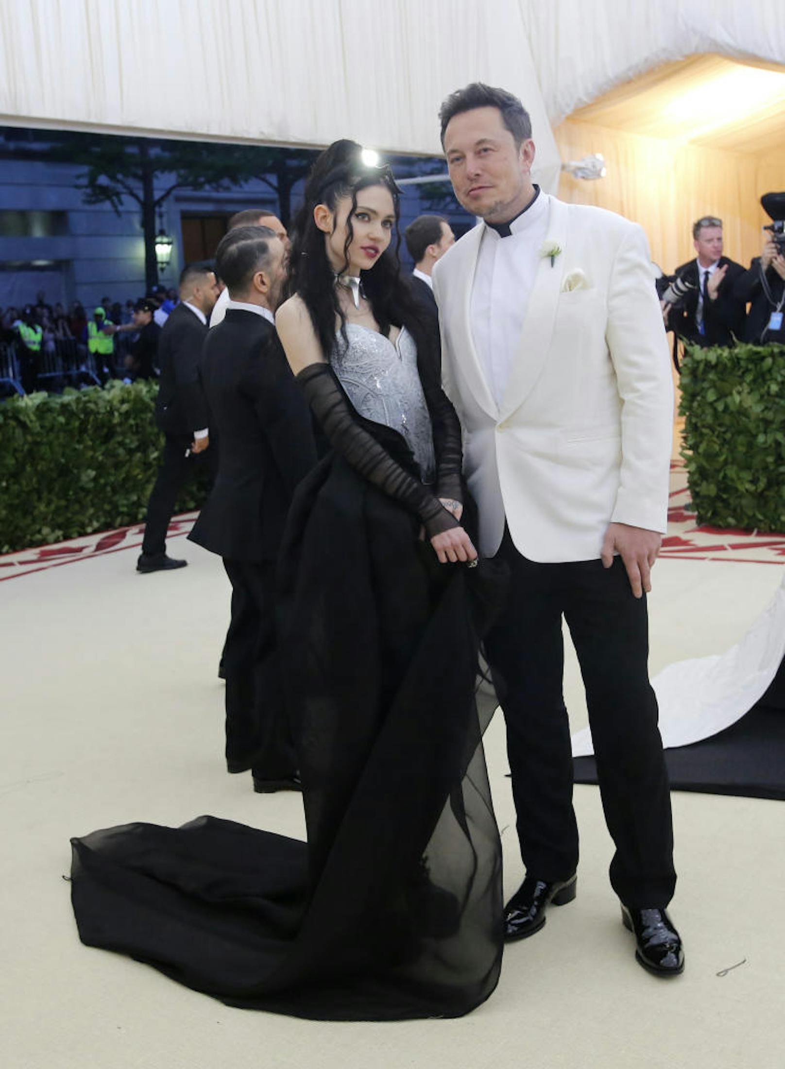 Pärchen-Premiere: Tesla-Gründer Elon Musk zeigte sich mit Sängerin Grimes, seiner neuen Freundin.