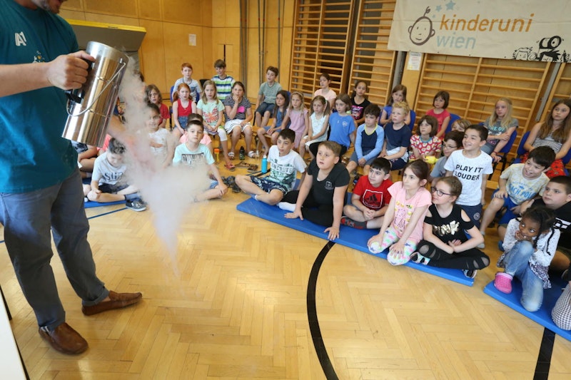 Coole Experimente warten auf der Kinderuni. Ab dem 11. Juni läuft die Anmeldung, die Kids können sich für 417 Lehrveranstaltungen anmelden.