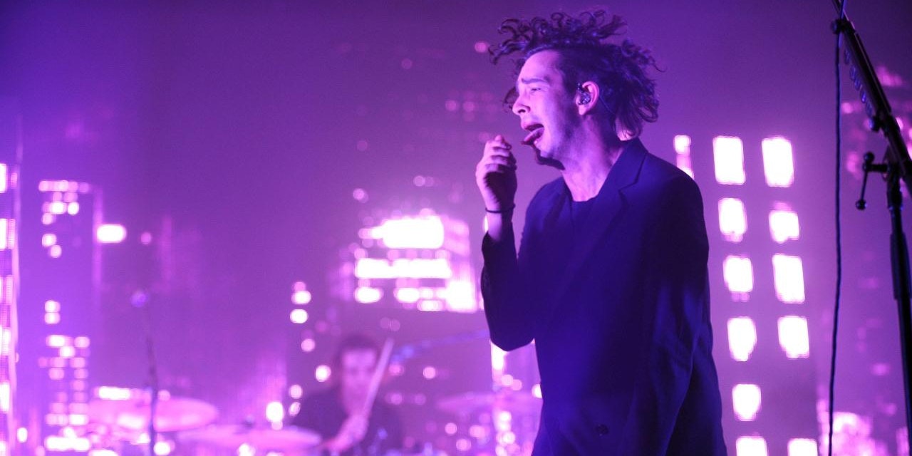 Gleiches gilt für die britische Rockband The 1975 mit Sänger Matthew Healy.