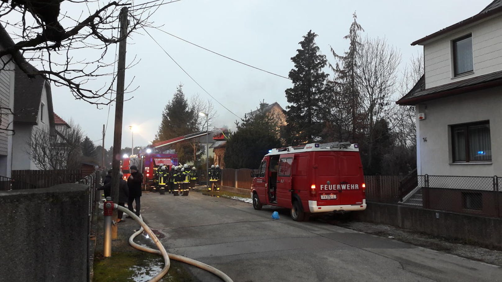 Stundenlang kämpften die Feuerwehren St. Pölten-Sattersdorf und St. Pölten-Wagram gegen die Flammen an. 