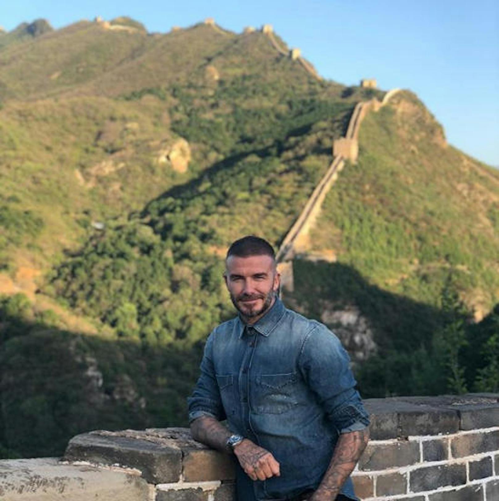20.09.2018: So macht man Urlaub mit Stil: David Beckham ist in China und hat eine Mauer zum Anlehnen gefunden. Sie ist ziemlich groß :)