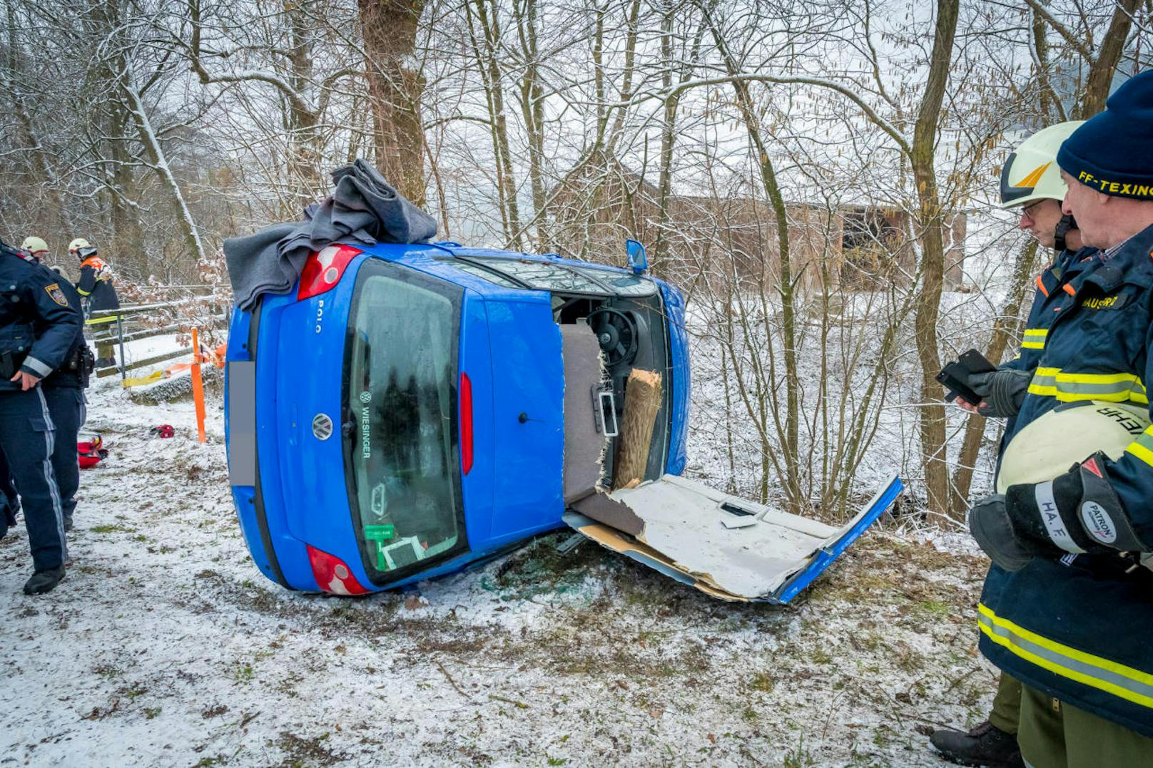 Tragödie am Mittwoch bei Texing (Bezirk Melk): Ein Pkw-Lenker knallte auf der Schneefahrbahn gegen einen Mast. Er starb, die Beifahrerin wurde verletzt.