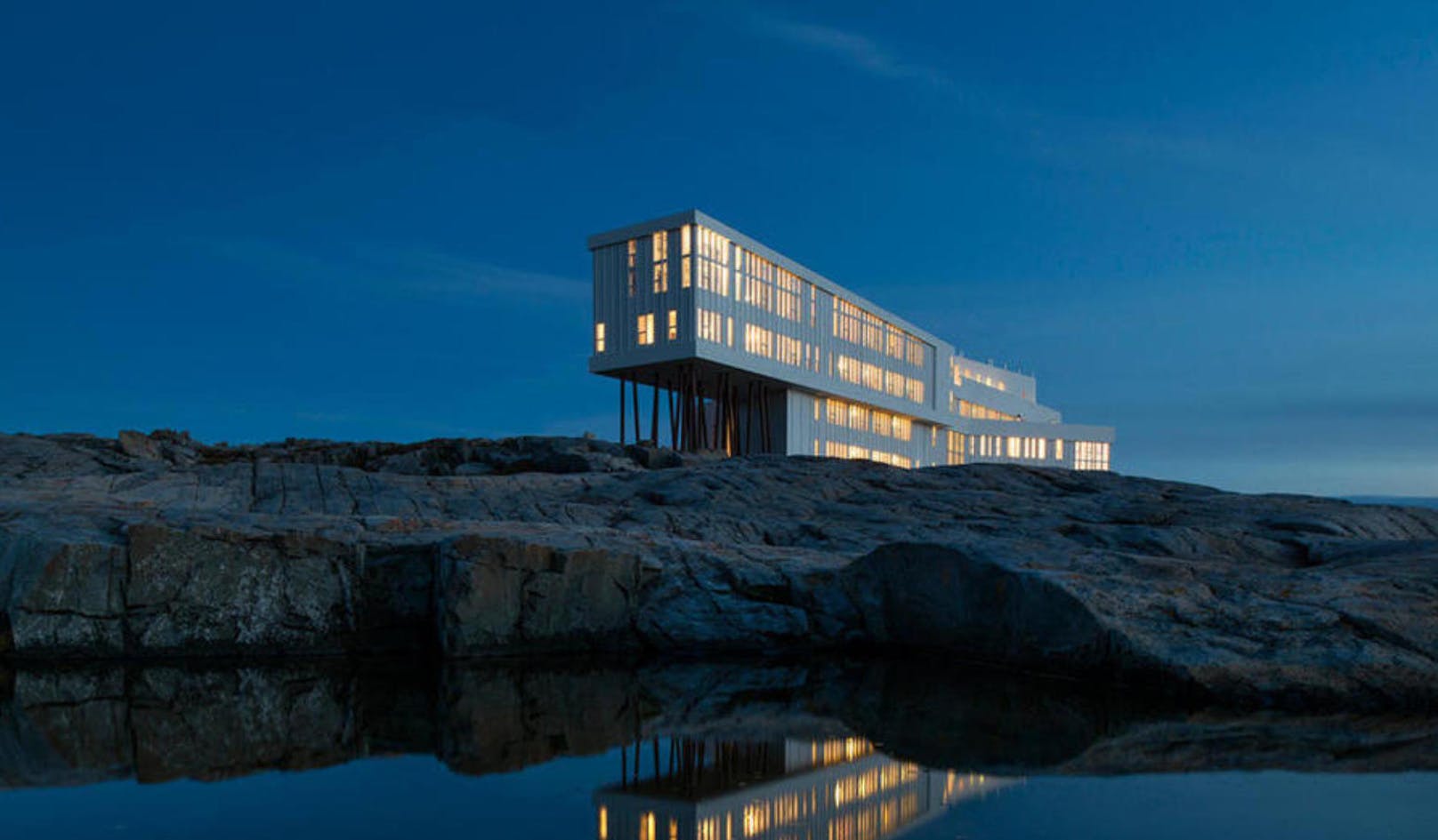 Ebenfalls nicht von schlechten Eltern ist die Lage des Fogo Island Inn im kanadischen Neufundland. In kompletter Abgeschiedenheit bietet der Traum vieler Architektur-Fans neben 29 individuell gestalteten Zimmern auch eine Sauna, eine Kunstgalerie und sogar ein Kino. <a href="http://www.fogoislandinn.ca/">www.fogoislandinn.ca</a>