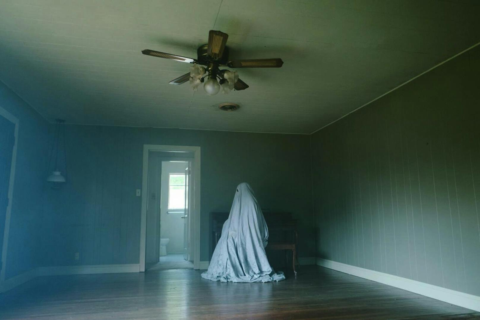 C (Casey Affleck) als Geist in seinem leeren Haus. 