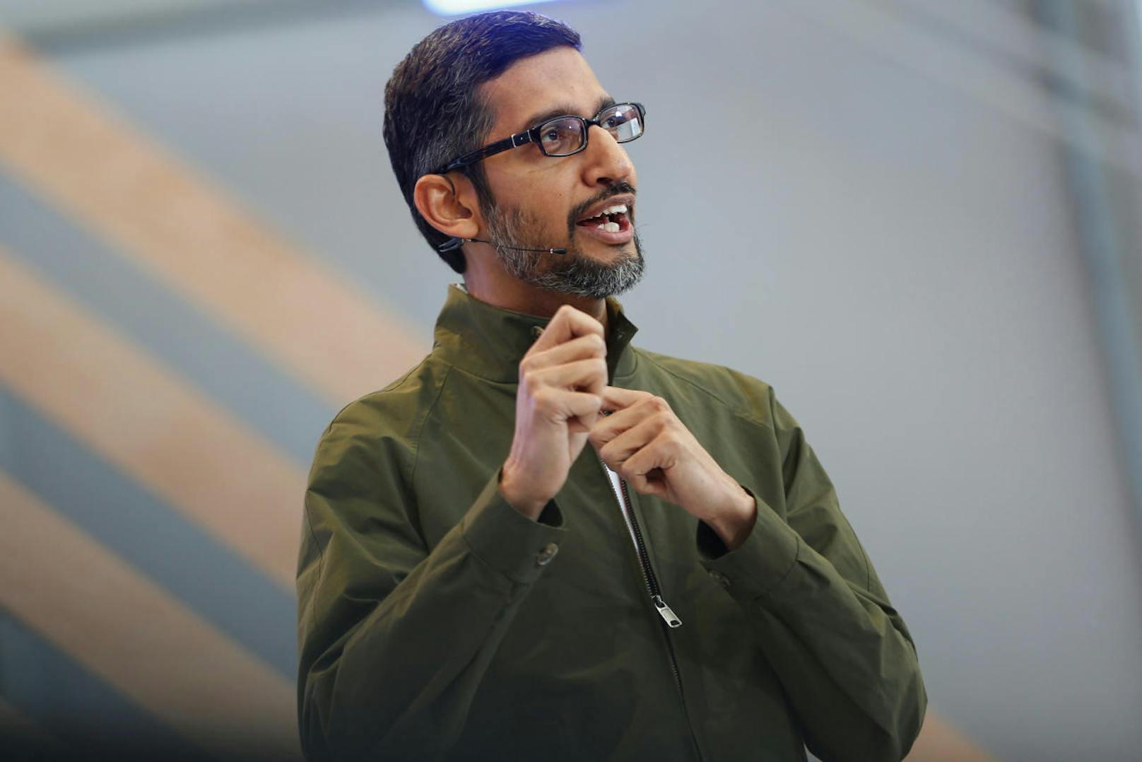 Google-CEO Sundar Pichai begrüßte die Besucher an der Eröffnungsrede der Entwicklerkonferenz I/O am Firmenstandort Mountain View in Kalifornien. Die Redner stellten am Dienstag Neuerungen vor, die Nutzer in den kommenden Monaten erwarten können.