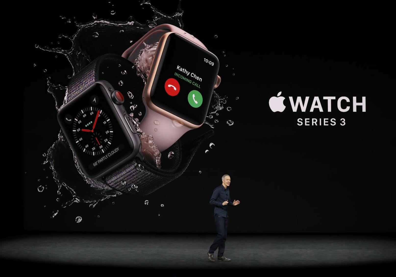 <b>Series 3 Apple Watch:</b> Im Vergleich zum aktuellen Modell war die erste Generation noch eher lahm und nicht für die Nutzung im Wasser geeignet. Der Prozessor der Series 3 sorgt hingegen für ordentlich Leistung. Im neuen Modell steckt außerdem ein Höhensensor, der unter anderem zählt, wie viele Treppenstufen man zurücklegt. <a href="https://www.heute.at/digital/multimedia/story/Das-kann-die-Apple-Watch-Series-3-57494862">"Heute" titelte: Das kann die Apple Watch Series 3</a>